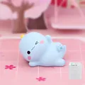 Schattig lichtblauw dinosaurus beeldje in PVC doos met roze kersenbloesem achtergrond - PVC Box Verpakking / Blauw - Liggende positie (Generatie 2 Mini)