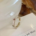 Detalle de anillo dorado vintage con gemas de colores y esmalte blanco sobre un libro - Abierto Ajustable / Estilo Esmalte Diamantes Imitación Color (J3335)