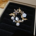 Dettaglio ravvicinato della spilla a fiore placcata oro 14k con perle e zirconi in cofanetto - Stile Fiore di Madreperla - Oro (4#)