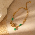 Detail eines goldenen Boho-Armbands mit grünen Steinperlen und Sonnenblumen-Anhänger - Grüner Stein Sonnenstern Armband (LC40040)