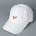 Gedetailleerde opname van witte ademende honkbalpet met rood geborduurd FAMILY hartlogo - M (56-58cm/Verstelbaar) / Wit