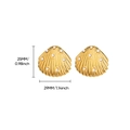 Orecchini a conchiglia dorati con perle bianche, dimensioni 25mm x 29mm, sfondo bianco - Orecchini a bottone a ventaglio con conchiglia e perla dorati(5395)