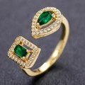 Eleganter goldener Ring mit grünem Tropfen und quadratischem Zirkon mit kleinen Kristallen - Einstellbar Offen / Gold + Grüner Zirkonia