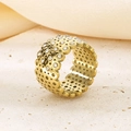 Vista macro de un anillo dorado calado con brillantes circonitas sobre piedra - US 6 / 12mm / Estilo Circonita Calada (KR44839-K) / Dorado
