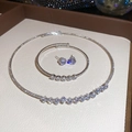 Elegante conjunto de collar pulsera y pendientes de botón en un joyero de calidad - Estilo de Diamantes de Imitación Completos (Gargantilla-Diamantes)