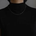 Collana a catena a serpente minimalista in argento e acciaio inossidabile su collo nero - Collana a Catena a Serpente Rotonda 1.0 Oro