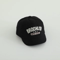 Nahaufnahme der schwarzen Cord-Struktur und Brooklyn New York Stickerei auf der Kappe - Brooklyn-Buchstaben / Schwarz
