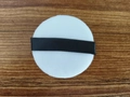 Weiße Kristall-Samt-Puderquaste mit schwarzem Band auf einem Holzgrund - Transparenter mattierter Beutel / 55*7mm / Weiß