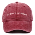 Dettaglio del ricamo bianco My Dog Is My Shrink su un berretto da baseball bordeaux vintage - Borgogna