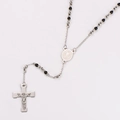 Vue détaillée des perles noires et de la médaille de Saint Benoît sur le chapelet en inox - Bicolore Noir
