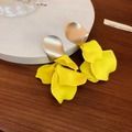 Boucles d'oreilles fleurs jaunes chic avec finition or mat sur présentoir épuré - Boucles d'oreilles pétales de rose jaune à trois couches