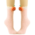 Detail von rosa Plüsch-Korallenvlies-Socken mit 3D-Kürbis-Dekor und weißem Kunstfellbesatz - Kürbiskopf / Rosa