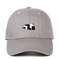 Dettaglio del cappellino da baseball in cotone grigio con ricamo panda sulla parte anteriore - Regolabile / Grigio