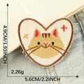 Toppa ricamata a cuore con gatto arancione autoadesiva, misura 4,9 cm x 5,6 cm - Cuore Muso di Gatto (B1L-C-1-3)
