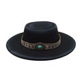 Dettaglio di cappello bolero nero in lana con fascia etnica e pietra turchese - Taglia unica / Nero