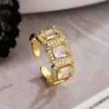 Verstellbarer goldener Ring mit drei quadratischen Edelsteinen und Kristallakzenten - Stil mit quadratischem Edelstein(13471)