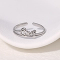 Minimalistischer silberner offener Ring mit LOVE-Schriftzug aus poliertem Edelstahl - Stahlfarbe