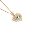 Goldene Herz-Halskette mit Evil Eye Zirkon Anhänger und Box-Kette auf weißem Hintergrund - Strahlender Böser Blick - Herz