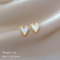 Makroaufnahme der herzförmigen Gold-Muschel-Ohrringe auf Beige Satin mit Größenangaben - Gold (Titanstahl Perlmutt)