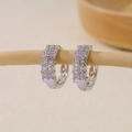 Elegante silberne Creolen mit mehrreihiger Zirkon-Mikropflasterung auf Holzdisplay - Pavé-Zirkonia-Creolen-Silber