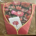 Detailansicht der 3D-Muttertagskarte mit Dahlienblüten in einer Schutzhülle - Liebe Dalia Linke Blume