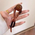 Pinza para el pelo minimalista en marrón oscuro con perla y acabado brillante - Carey con Perla Caramelo