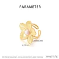 Dettaglio macro di un anello a fiore dorato con perla da 30mm e trama metallica spazzolata - Stile Perla Fiore Grande(KR113712-SP)
