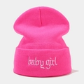 Detail der pinkfarbenen Strickmütze mit weißer baby girl Stickerei in Gothic-Schrift - Einheitsgröße / Hellrosarot
