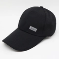 Detail van de zwarte ademende baseballpet met grijs Sport-borduursel aan de voorkant - Verstelbaar / Label Stijl / Zwart