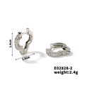 Vista dettagliata degli orecchini a cerchio in argento con zirconi e dimensioni 1,4x1,6 cm - Argento Cuore (E02828-2)