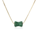 Collier chaîne maille miroir dorée avec pendentif en pierre naturelle verte sur fond blanc - Pierre Paon Verte