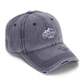 Détail macro de la casquette en coton bleu-gris délavé avec broderie vintage vieillie - Taille unique (56-60cm réglable) / Bleu marine