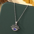 Collier Mauvais Œil argenté avec pierre bleue et cristaux colorés sur boîte à bijoux verte - A17-argent