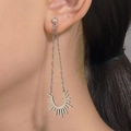 Boucles d'oreilles longues en argent avec perles et pendentifs soleil sur mannequin - Style Chaîne Longue Perle Soleil Argenté (2860)