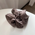 Makroaufnahme eines großen kaffeebraunen Satin-Haargummis mit eleganten Seidenrüschen - Graulila (Rüschenrand)