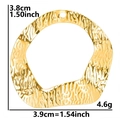 Vista detallada del colgante bañado en oro de 18k con textura martillada y dimensiones - Colgante / Dorado
