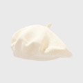 Primer plano detallado de la boina de punto crema con textura de algodón fino y remate - Talla única / Blanco