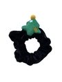 Detalle de un coletero de terciopelo negro con un árbol de Navidad de felpa verde y estrellas - Coletero Negro con Árbol de Navidad