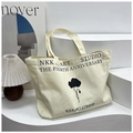 Dettaglio della borsa tote in tela con stampa floreale nera e design NKK ART STUDIO - Bianco Sporco