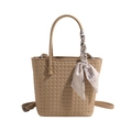 Beigefarbene Damen-Eimertasche aus gewebtem Leder mit dekorativem Seidenschal - Khaki