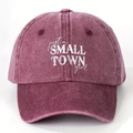Dettaglio ricamo 'just a SMALL TOWN girl' su un cappellino bordeaux effetto lavato - Taglia unica / Borgogna