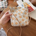Detalle de bordado de margaritas en pequeño bolso bandolera de lona color crema - Bordado de Flores Amarillas Pequeñas en Fondo Beige
