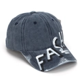 Detailansicht der gewaschenen Denim-Baseballcap mit weißer handgezeichneter FASH-Stickerei - Einheitsgröße / Marineblau
