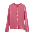 Gilet en tricot rose à manches longues avec texture côtelée et boutons blancs sur fond blanc - Rose vif