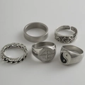 Nahaufnahme von fünf silbernen Ringen mit Tai-Chi- und Sternmustern im Hip-Hop-Stil - 5-teiliges Set / Silber