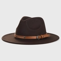 Détail d'un chapeau fedora en laine à large bord avec ceinture cuir et boucle métal - Marron