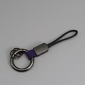 Portachiavi in pelle viola con anello in metallo grigio e cordino intrecciato - Viola + Canna di Fucile