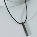 Minimalistische mattschwarze Edelstahl-Säulenkette mit einem schwarzen Lederband - Schwarz