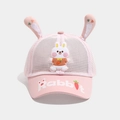 Dettaglio del cappello a rete rosa per bambini con orecchie di coniglio e ricamo carota - 52cm (2-5 Anni) / Rosa
