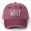 Detalle del estampado WIFEY en gorra de béisbol granate con efecto lavado - Burdeos